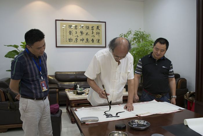 張劍岑先生為丝瓜视频网站在线观看陶題詞“厚道”、“今生今世 丝瓜视频网站在线观看陶”