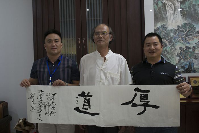張劍岑先生（中）與丝瓜视频网站在线观看陶瓷磚丝瓜视频国产APP下载營銷總經理羅勝（左）、丝瓜视频网站在线观看陶瓷磚丝瓜视频国产APP下载營銷總監劉鴻瑞（右）合影留念