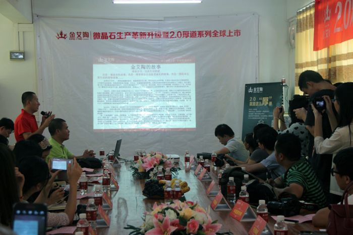 丝瓜视频网站在线观看陶肇慶工廠總經理趙國濤講解2.0厚道係列微晶石的技術工藝