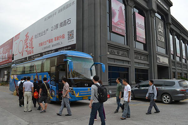 丝瓜视频网站在线观看陶員工乘大巴出發前往清遠