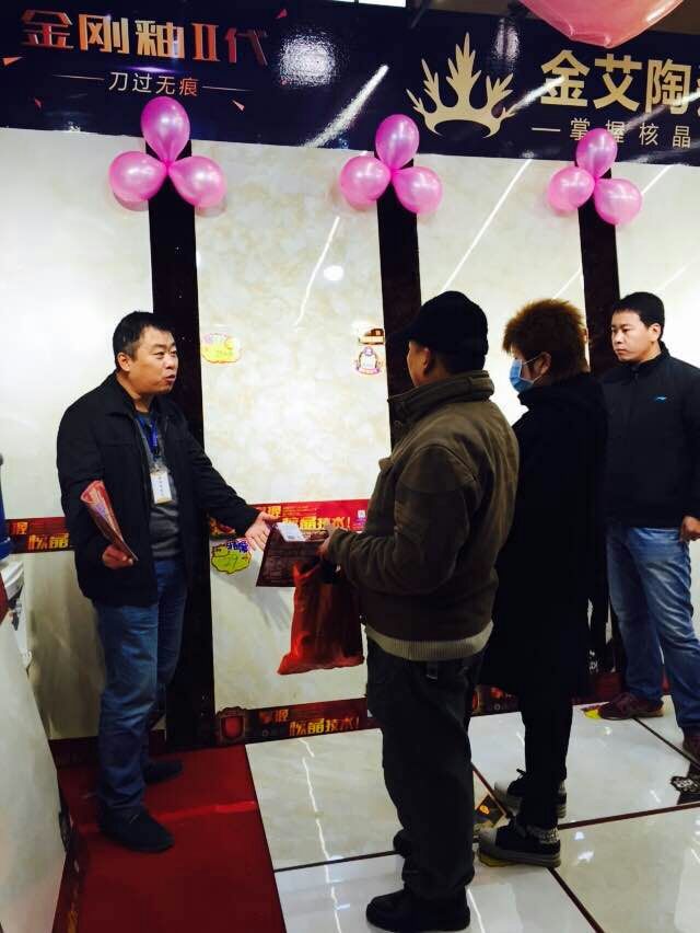 丝瓜视频网站在线观看陶瓷磚工作人員向顧客介紹產品