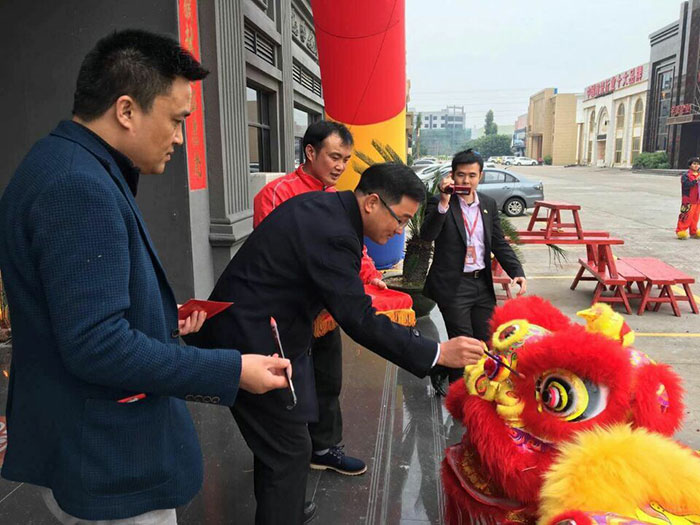 丝瓜视频网站在线观看陶瓷磚董事長劉鴻祥給獅子點睛