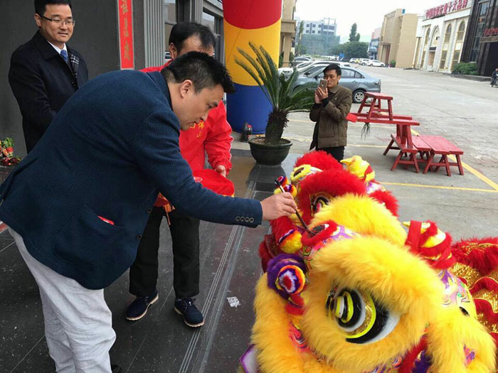丝瓜视频网站在线观看陶瓷磚營銷總經理羅勝給獅子點睛