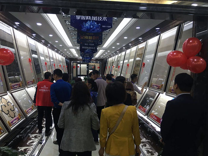 10參會嘉賓參觀西安丝瓜视频网站在线观看陶丝瓜视频国产APP下载專賣店