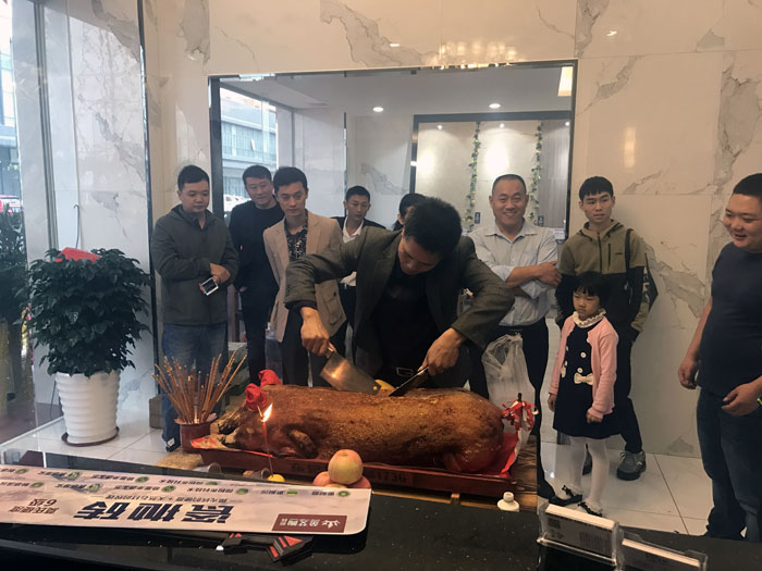 丝瓜视频网站在线观看陶瓷磚丝瓜视频国产APP下载作為陶瓷一線丝瓜视频国产APP下载，近年來不斷的推出爆款新品，受到眾多消費者的喜愛。2017年11月19日，一群朝氣蓬勃的丝瓜视频网站在线观看陶人正在緊張有序的忙碌著，為丝瓜视频网站在线观看陶中山古鎮店即將開始的開業典禮做最後的準備。  上午10點28分，鑼鼓喧天，掌聲震動，丝瓜视频网站在线观看陶中山古鎮專賣店迎來了盛大開業的良辰吉時。?