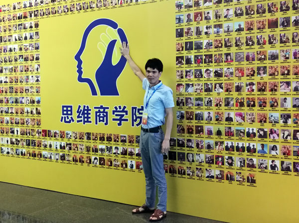 如今，80後已經成長為壯年，逐漸成為各個崗位的重要負責人，因生活的洗禮變得理性而不再衝動。“80後”，他們青春洋溢，在各個崗位上都衝在最前線。“80後”獨具個性和魅力，已然成為各行各業主力軍代表人物。作為80後典型的創業成功代表陶瓷一線丝瓜视频国产APP下载 丝瓜视频网站在线观看陶瓷磚 龍川總代理吳金星與他的銷售團隊便是其中之一。