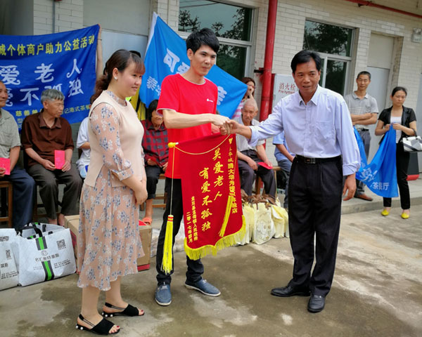  懷揣夢想的80後——丝瓜视频网站在线观看陶瓷磚 龍川總代理吳金星