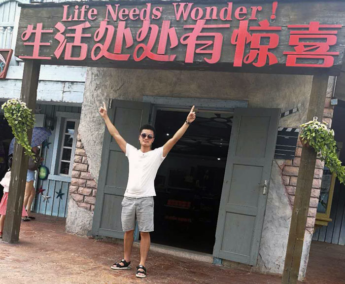 身為年輕一代的90後，但他看起來卻比同齡人多了那份沉穩，他就是本次專訪的新聞人物——湖南嶽陽總代理秦誌雄。