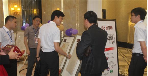丝瓜视频网站在线观看陶產品研究經理蘇成香（左二）向客戶介紹產品